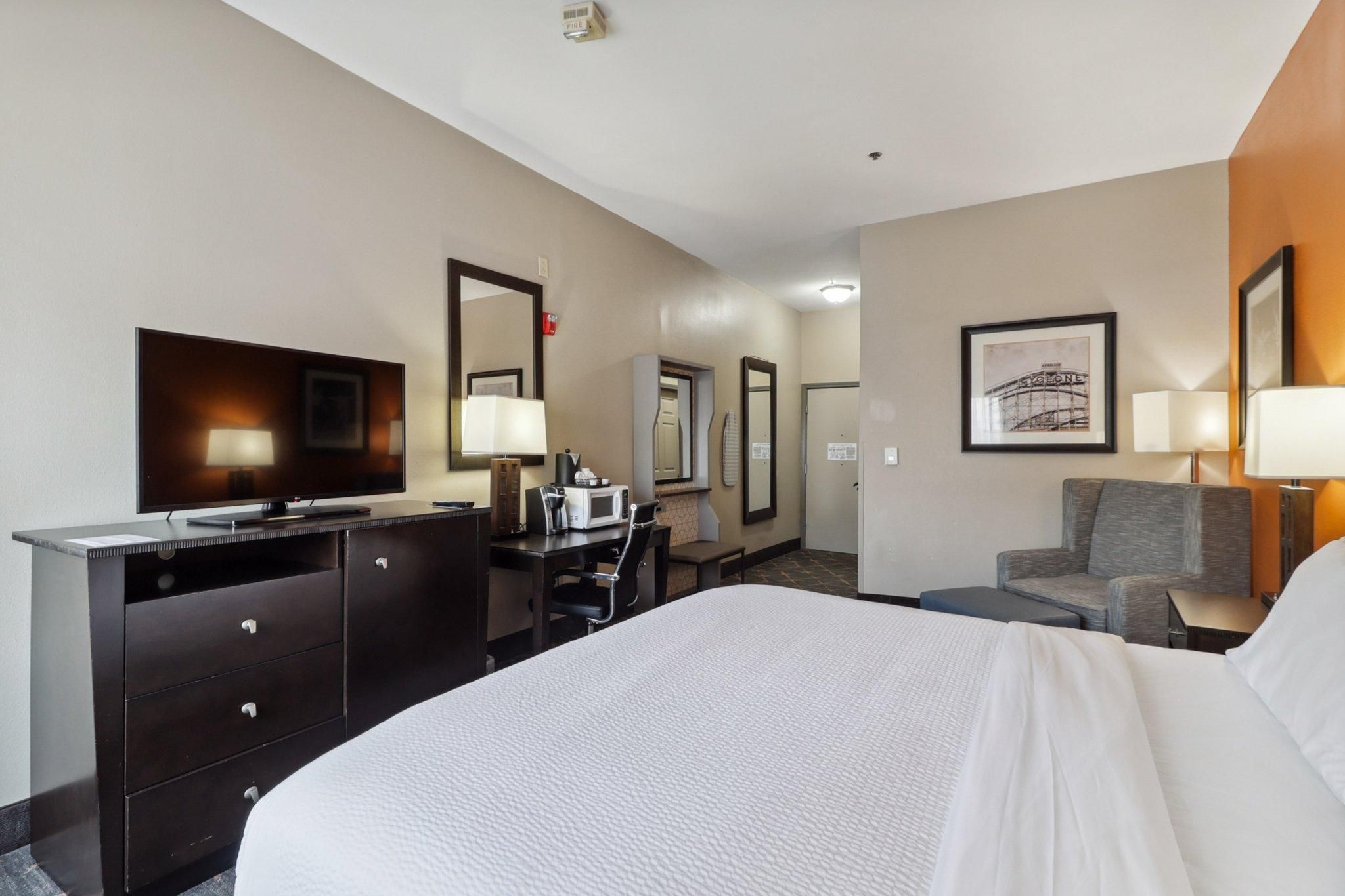 1 King Bed Executive Non-Smoking