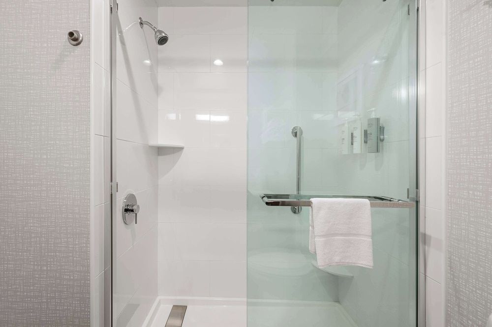 Queen Room, Single Use