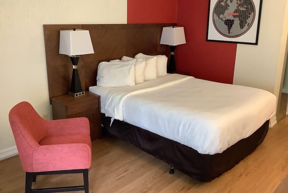 Room, 1 Queen Bed, Mobility Accessible, Non Smoking (Bathtub w/ Grab Bars)