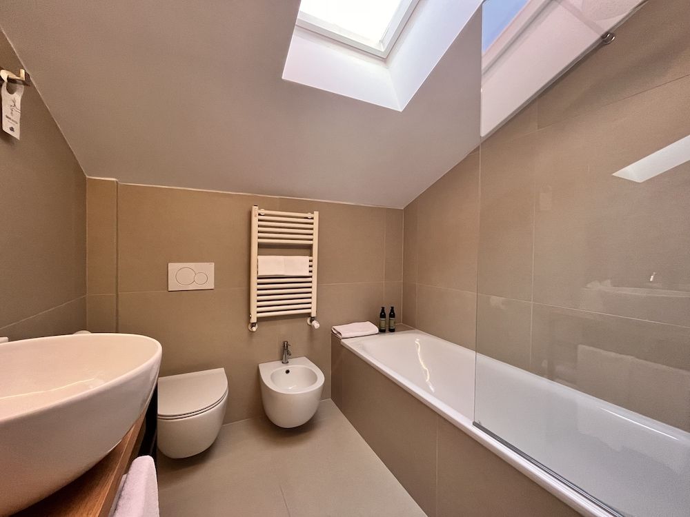 Hotel America Double Room, Balcony, City View 6