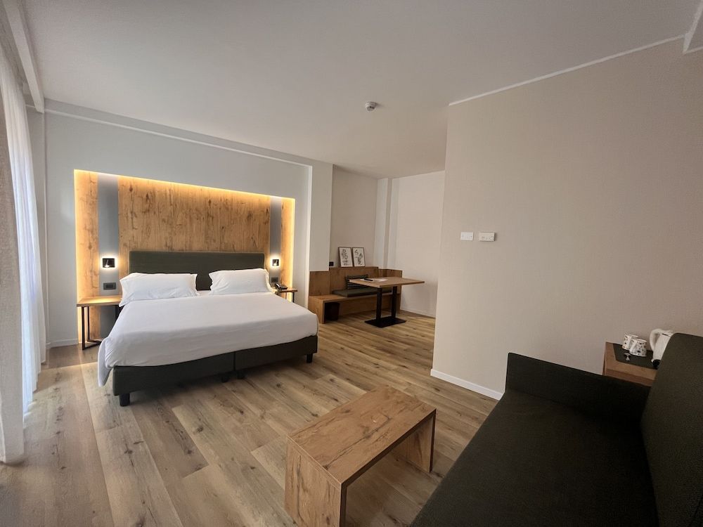 Hotel America Double Room, Balcony, City View 2