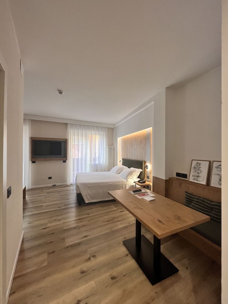 Hotel America Double Room, Balcony, City View 8