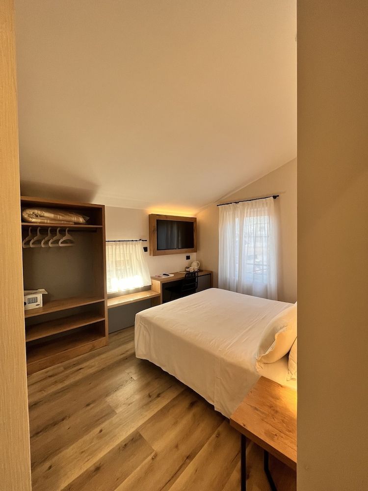 Hotel America Basic Room, 1 Large Twin Bed