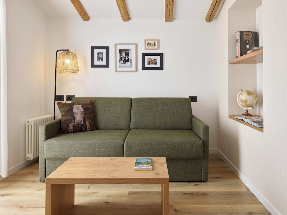 Hotel America Double Room, Balcony, City View 9