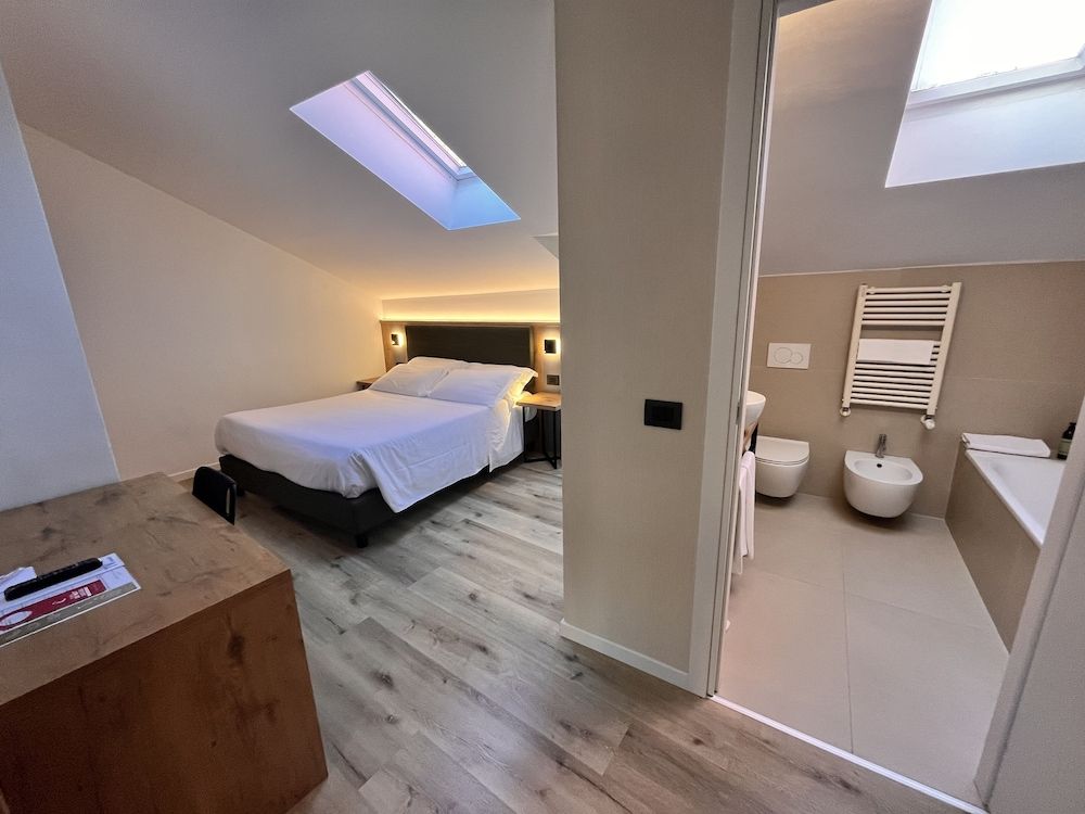 Hotel America Double Room, Balcony, City View 3