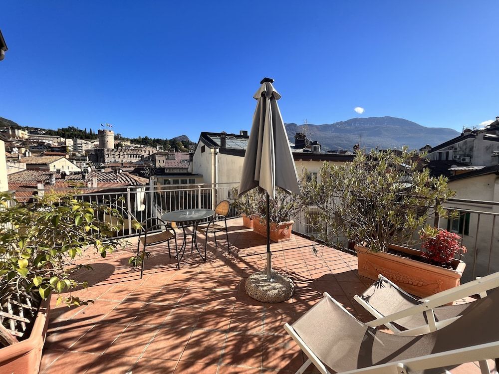 Hotel America Double Room, Balcony, City View 5