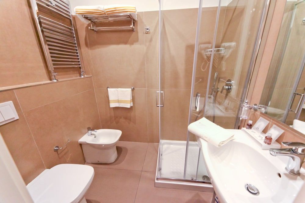 7th Floor Suite Room 6