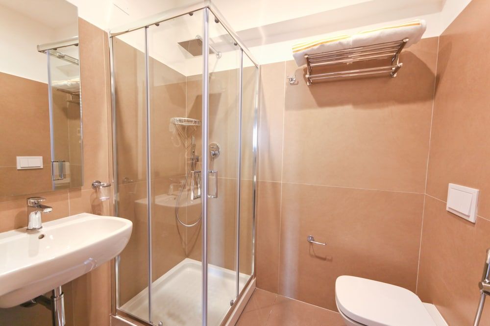 7th Floor Suite Room 5