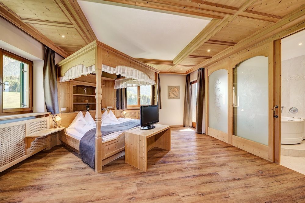 Junior Quadruple Room, 1 Bedroom, Mountain View