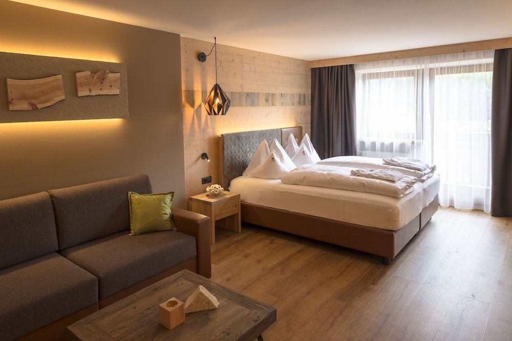 Double Room, Mountain View (Gasse)