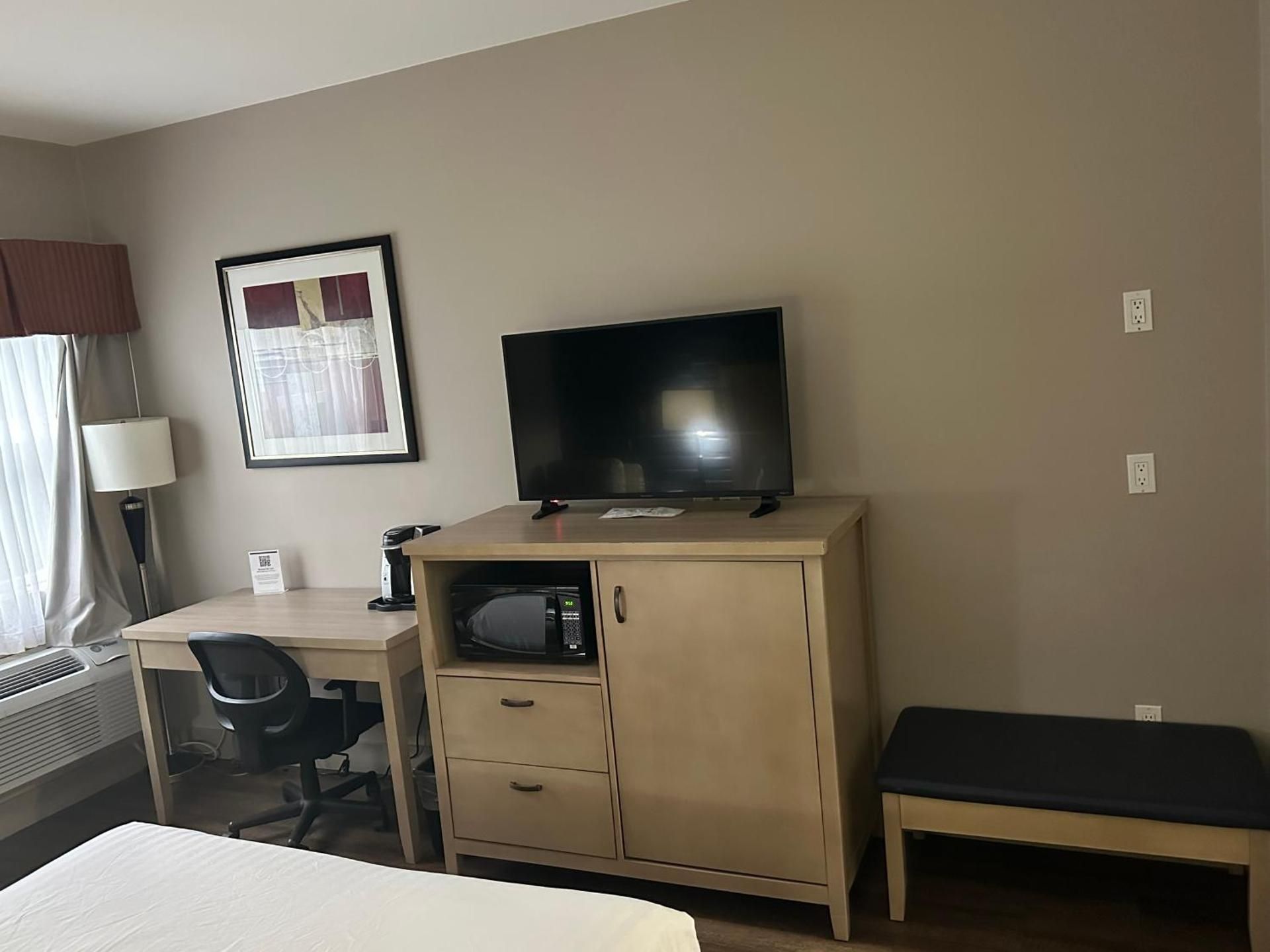 Queen Room with Roll-In Shower - Mobility Accessible/Non-Smoking