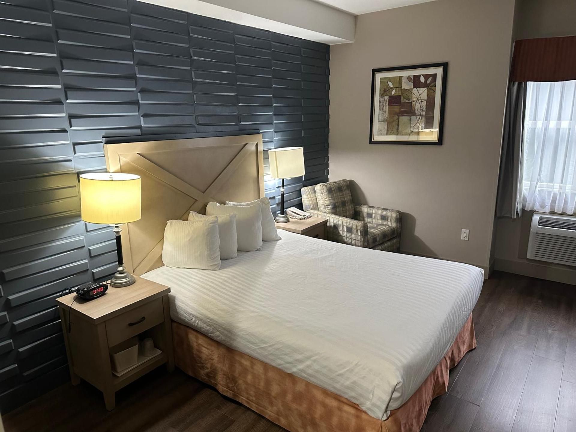 Queen Room with Roll-In Shower - Mobility Accessible/Non-Smoking