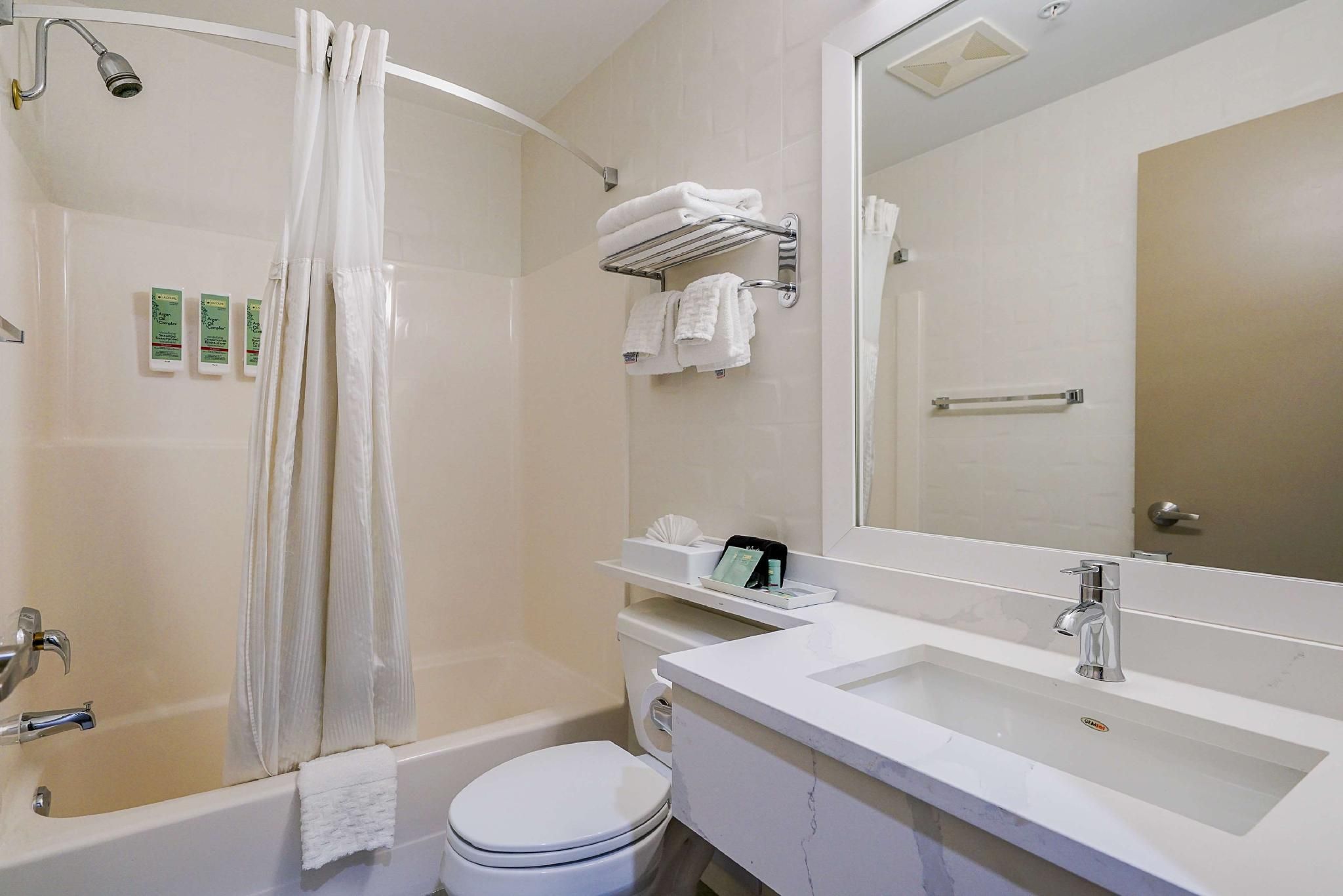 Best Western Peace Arch Inn 1 Queen Bed, Nonsmoking, Pet Friendly Room 2