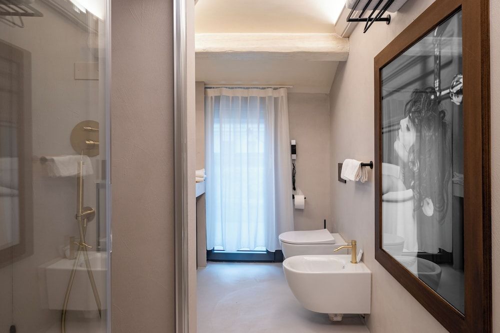 The Glam Boutique Hotel & Apt Deluxe Room, 1 King Bed (Twin bed on request) 6