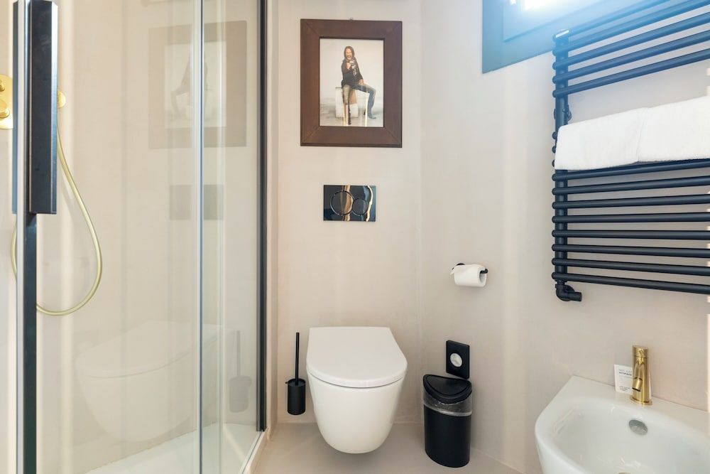 The Glam Boutique Hotel & Apt Standard Room, 1 King Bed 4