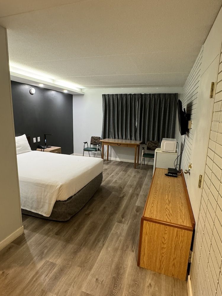 undefined Travelodge by Wyndham Winnipeg Airport 2