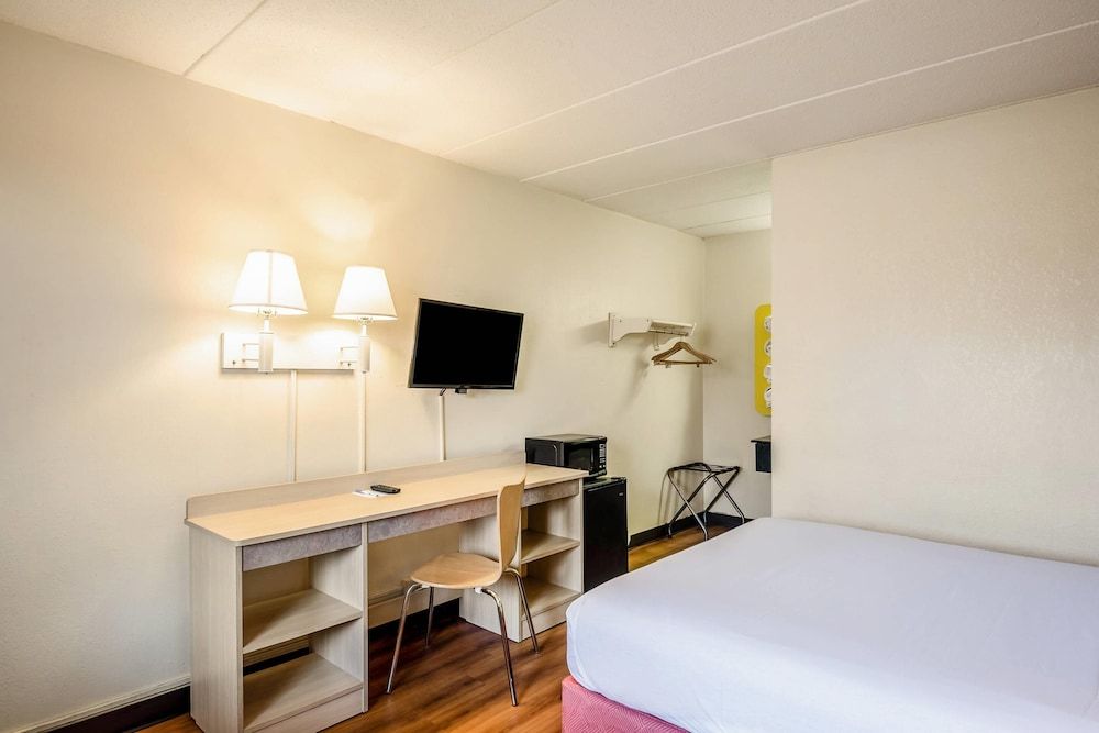 Rodeway Inn Dubuque Standard Room, 1 Queen Bed, Non Smoking 2