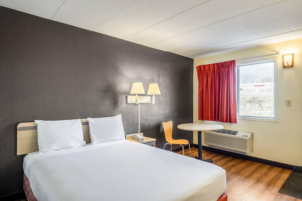 Rodeway Inn Dubuque Standard Room, 1 Queen Bed, Non Smoking 4