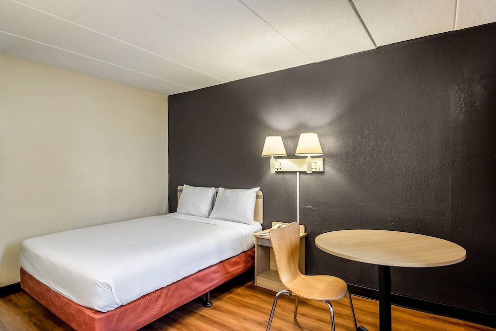 Rodeway Inn Dubuque Standard Room, 1 Queen Bed, Non Smoking 3