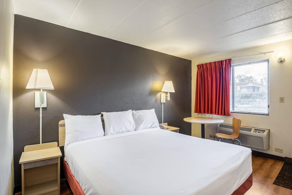 Rodeway Inn Dubuque Standard Room, 1 King Bed, Non Smoking