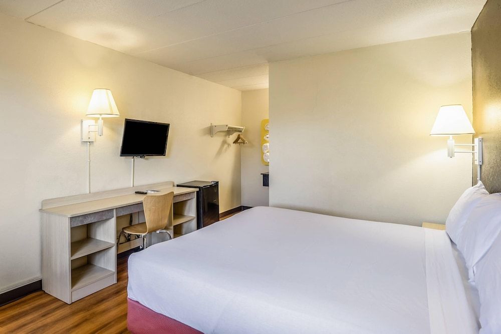 Rodeway Inn Dubuque Standard Room, 1 King Bed, Non Smoking 2