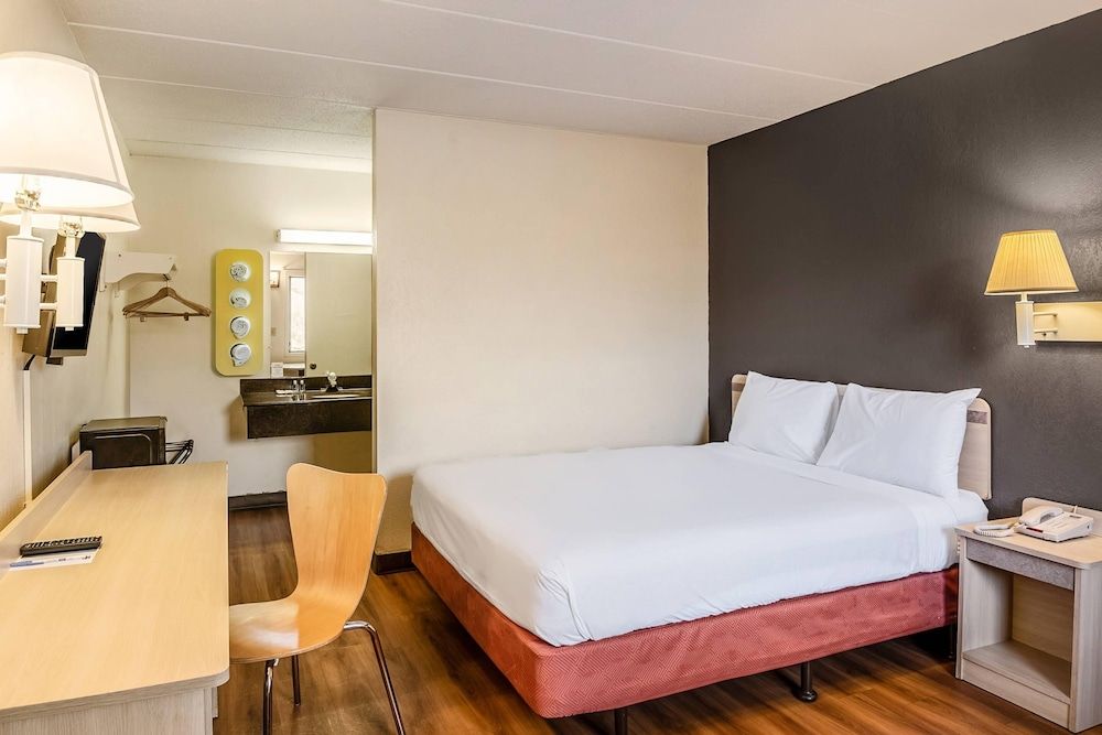 Rodeway Inn Dubuque Standard Room, 1 Queen Bed, Non Smoking 5