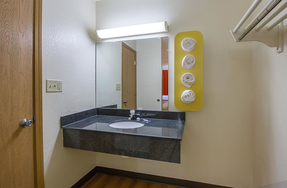 Rodeway Inn Dubuque Standard Room, 1 Queen Bed, Non Smoking 7