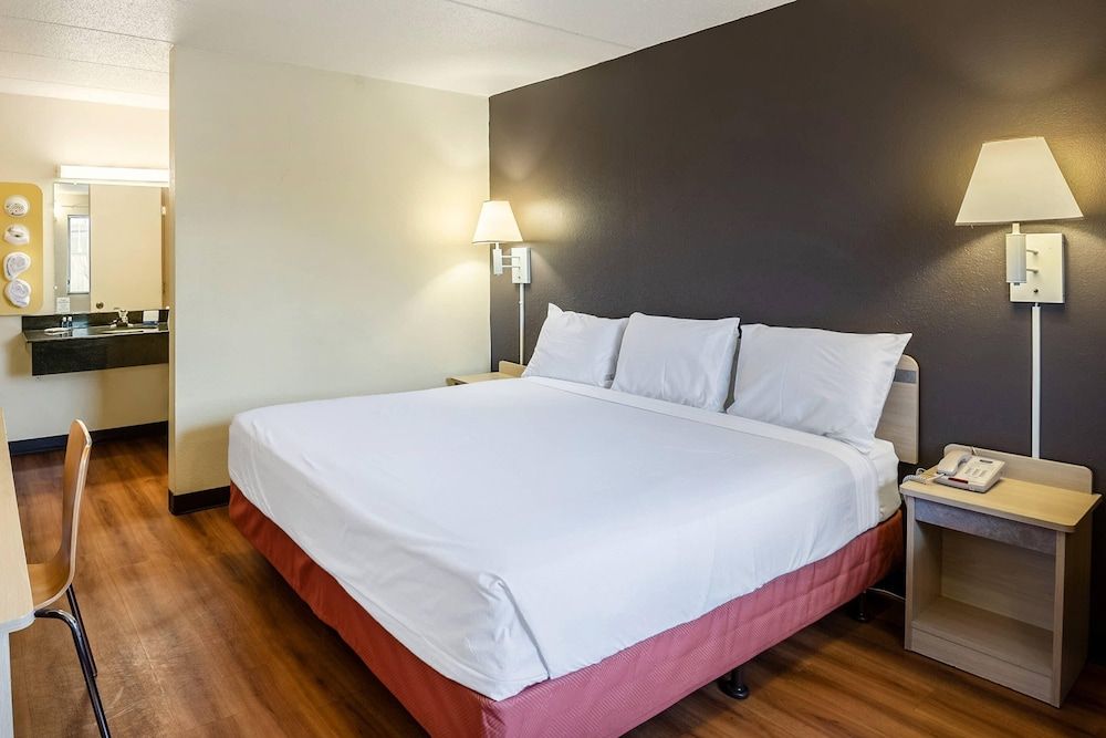 Rodeway Inn Dubuque Standard Room, 1 King Bed, Non Smoking 3