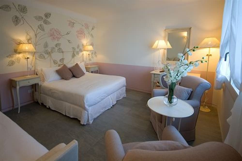 Deluxe Double Room, Private Pati on the Lake in Villa, No Lift