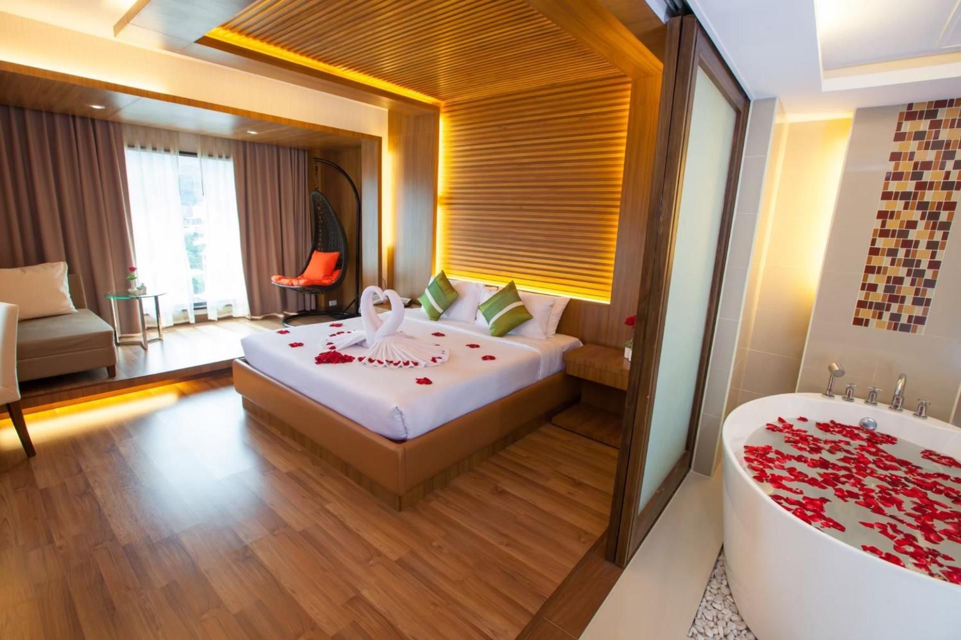 Honeymoon Suite