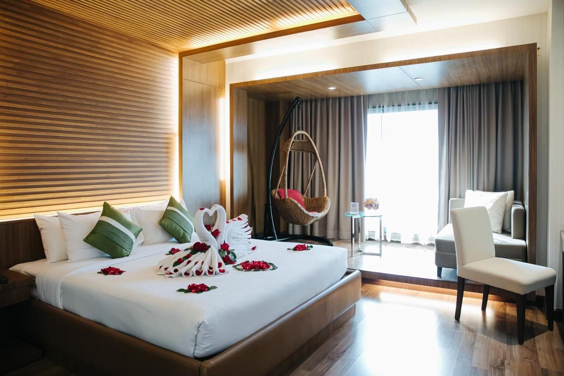 Honeymoon Suite