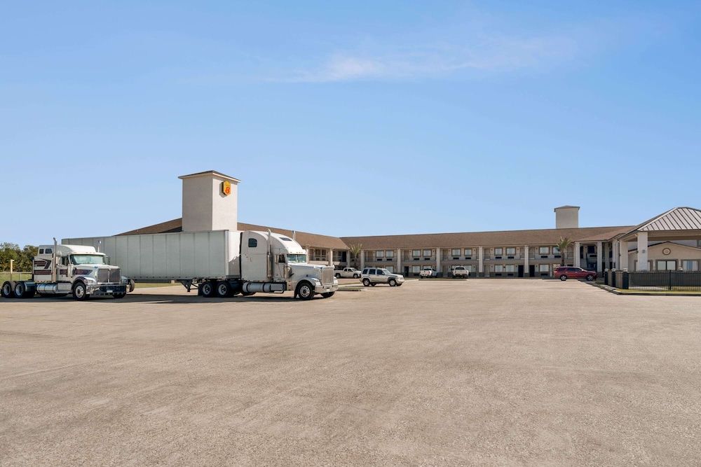 undefined Super 8 by Wyndham Houston/Downtown/I-610 4