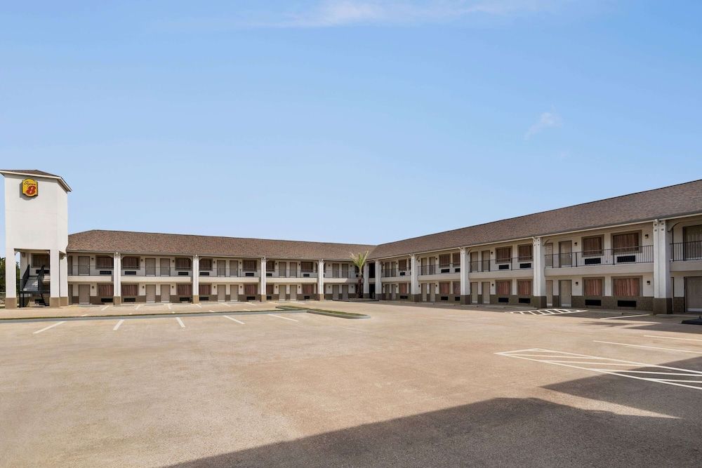 undefined Super 8 by Wyndham Houston/Downtown/I-610 6