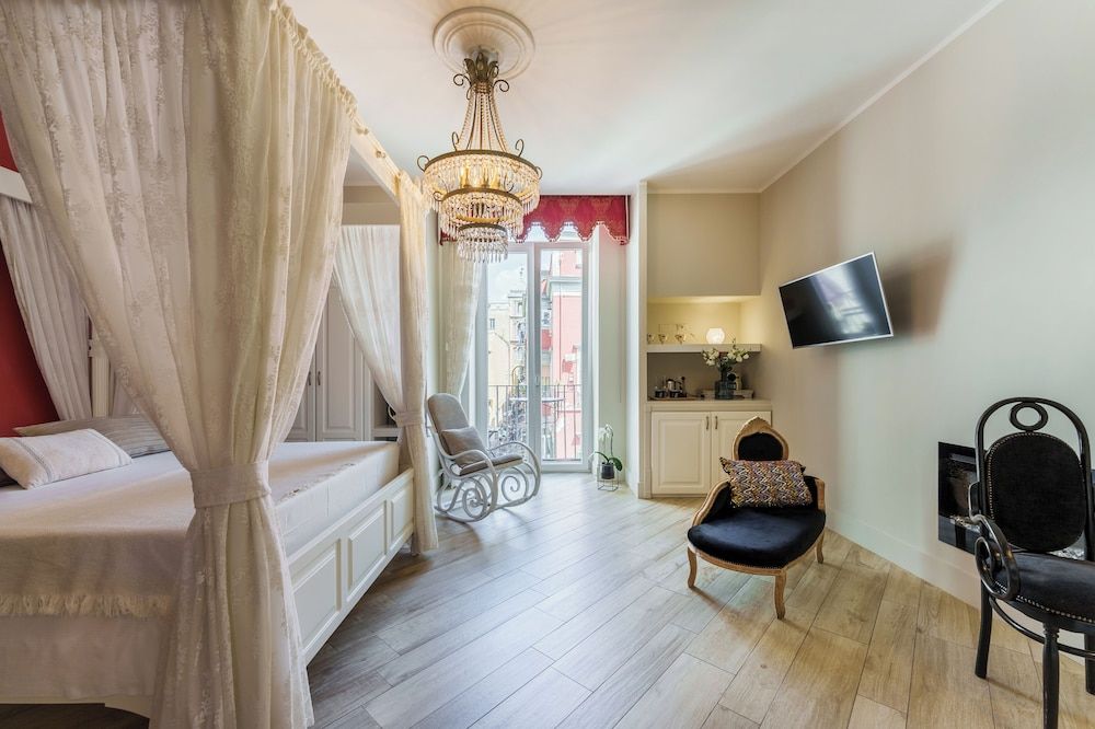 It's Room Naples Luxury Suite, 1 Queen Bed, City View, Tower 33