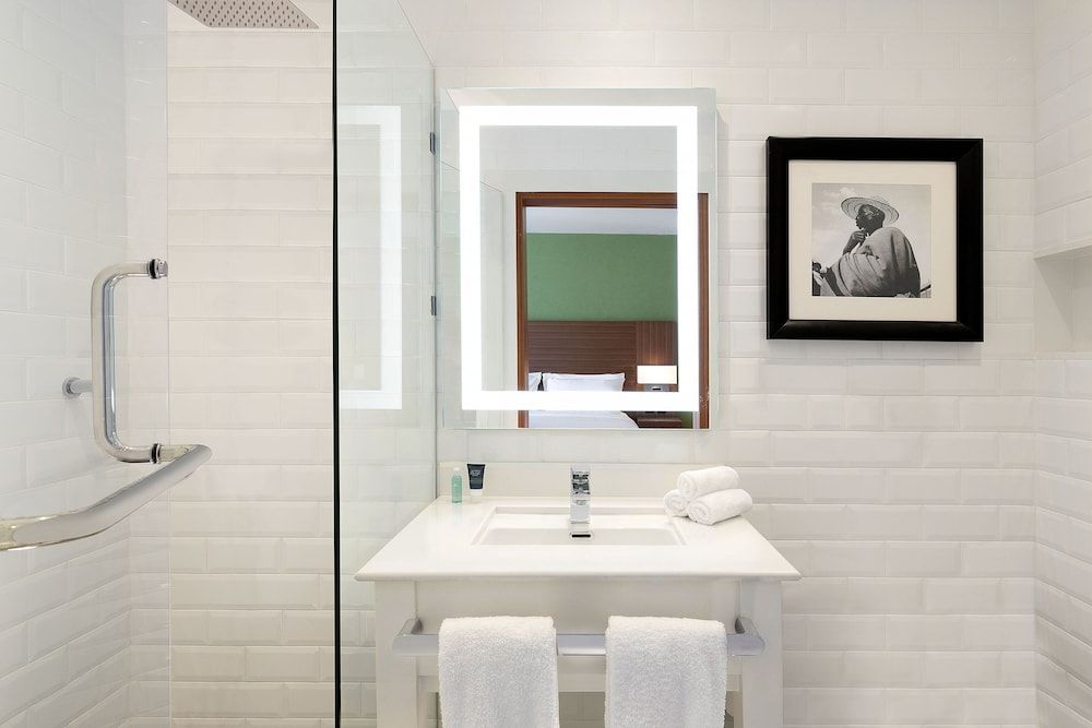 Four Points by Sheraton Dar es Salaam New Africa Deluxe Room, 2 Twin Beds, City View 2