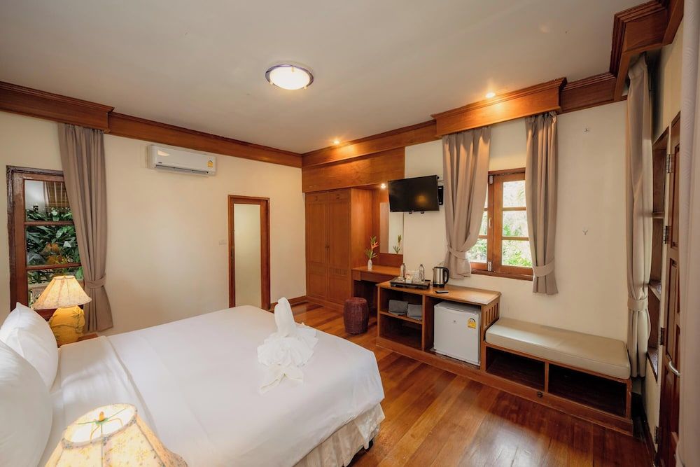 Deluxe Beachpool or Beachfront Cottage