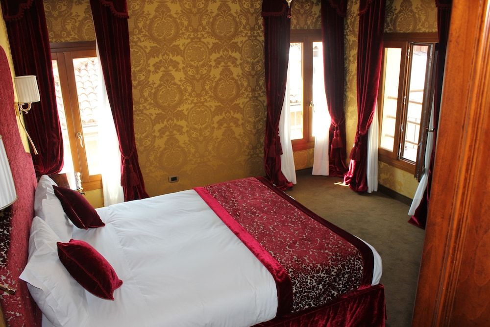 undefined Hotel Casanova Venezia 9