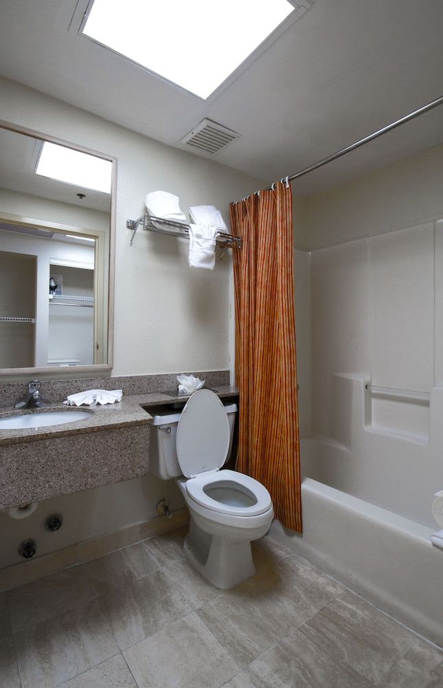 Rodeway Inn South Miami Coral Gables Standard Room, 2 Double Beds, Non Smoking (Exterior Corridors) 5