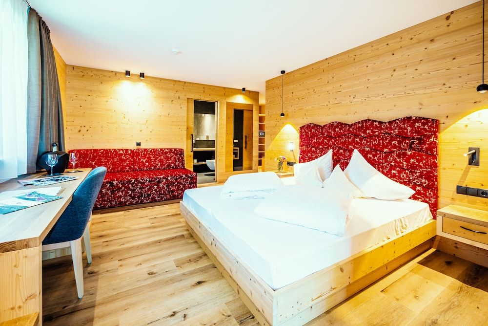 Deluxe Suite, 1 Queen Bed with Sofa bed