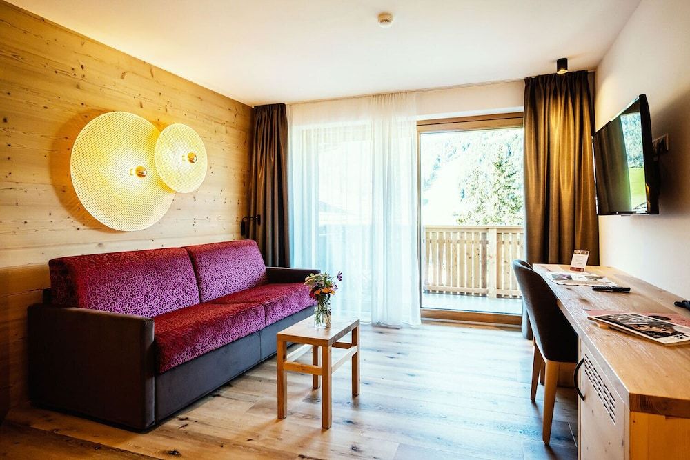 Deluxe Suite, 1 Queen Bed with Sofa bed