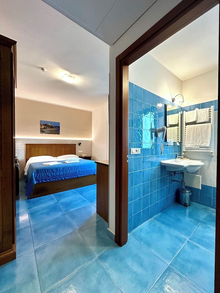 Serpa Hotel Anzio Standard Double Room, Partial Sea View 2