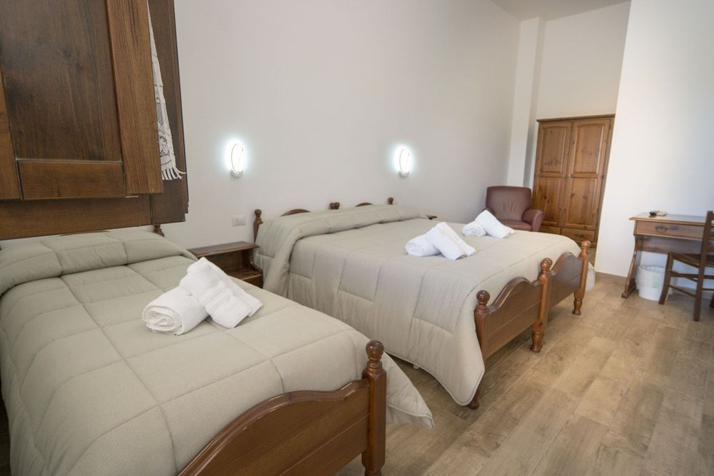 Classic Triple Room, Ensuite, Courtyard View