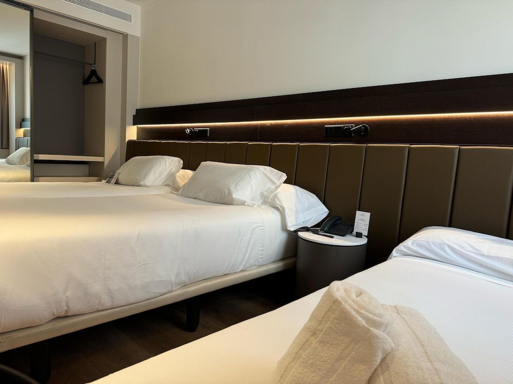 Twin Room (with extra bed)