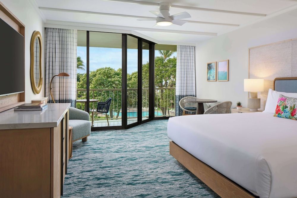 Signature Room, 1 King Bed, Courtyard View