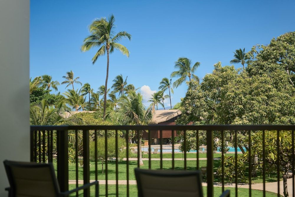 OUTRIGGER Kaanapali Beach Resort Premium Room, 2 Queen Beds, Courtyard View 3