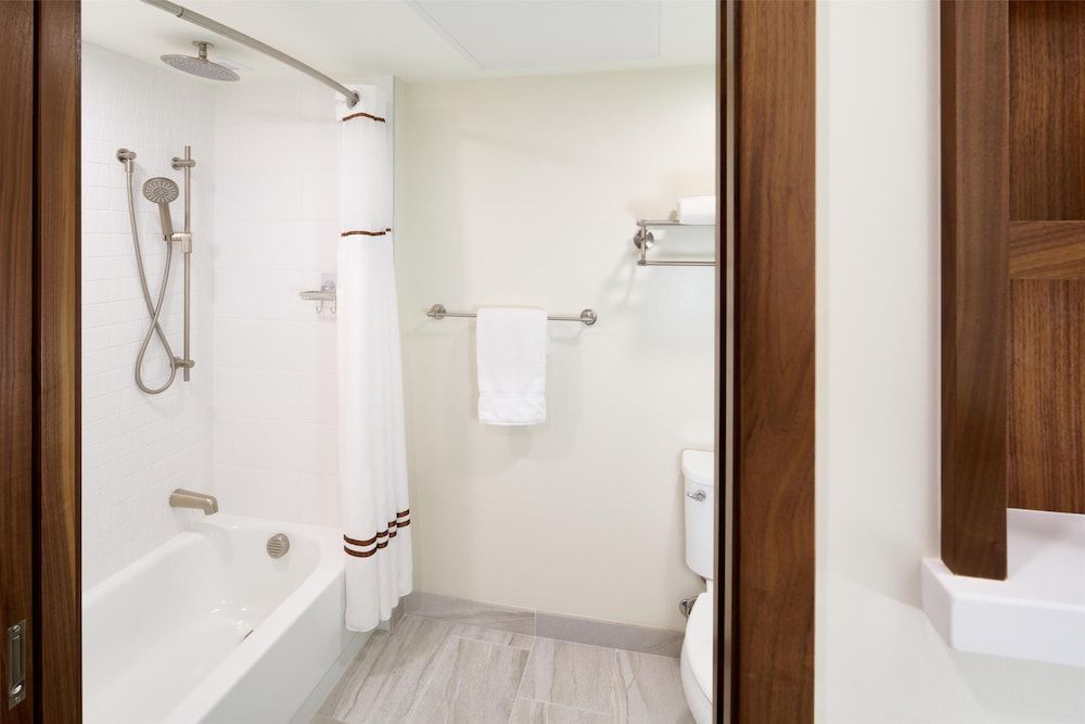 OUTRIGGER Kaanapali Beach Resort Premium Room, 2 Queen Beds, Courtyard View 7