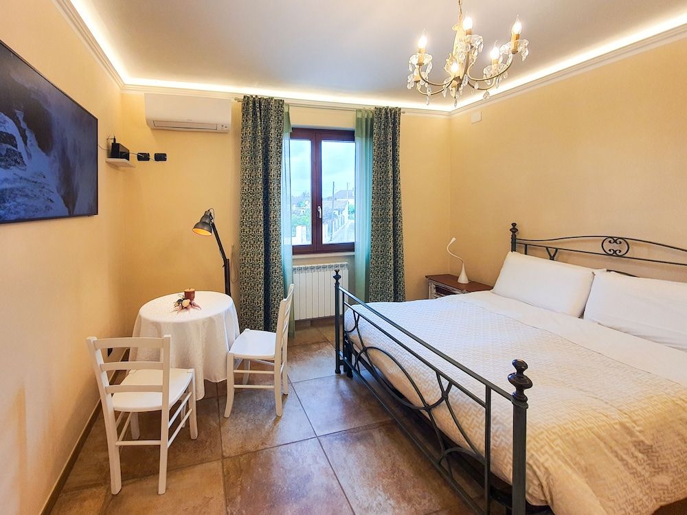 Villa Malvasio Pool and Jacuzzi Room Sassari Luxury Double Room, 1 Bedroom, Hot Tub, Garden View 6