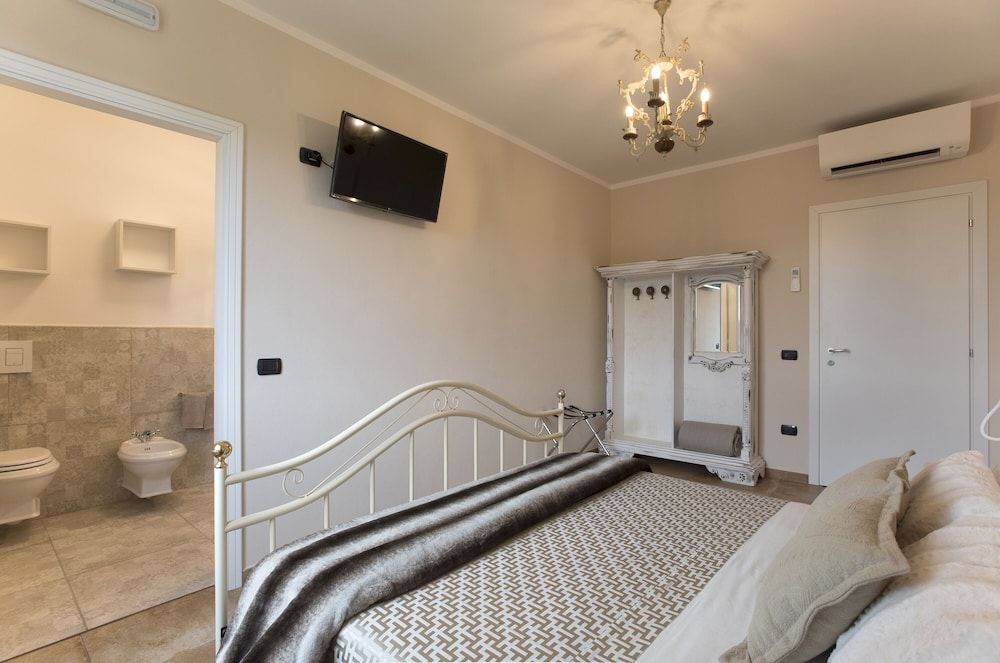 Villa Malvasio Pool and Jacuzzi Room Sassari Classic Double Room, Ensuite, Garden View 2