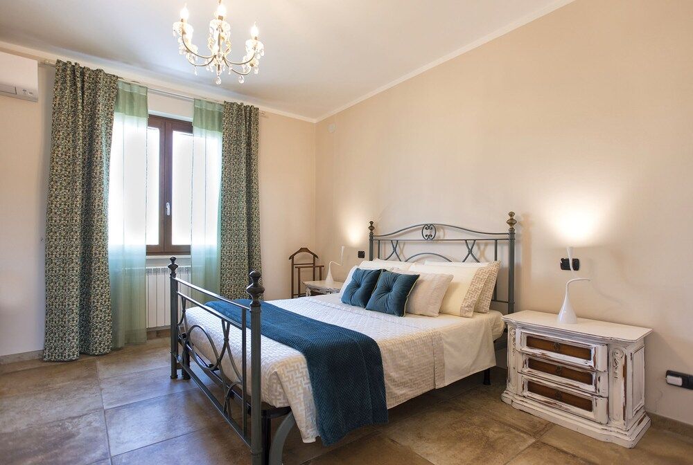 Villa Malvasio Pool and Jacuzzi Room Sassari Luxury Double Room, 1 Bedroom, Hot Tub, Garden View 3