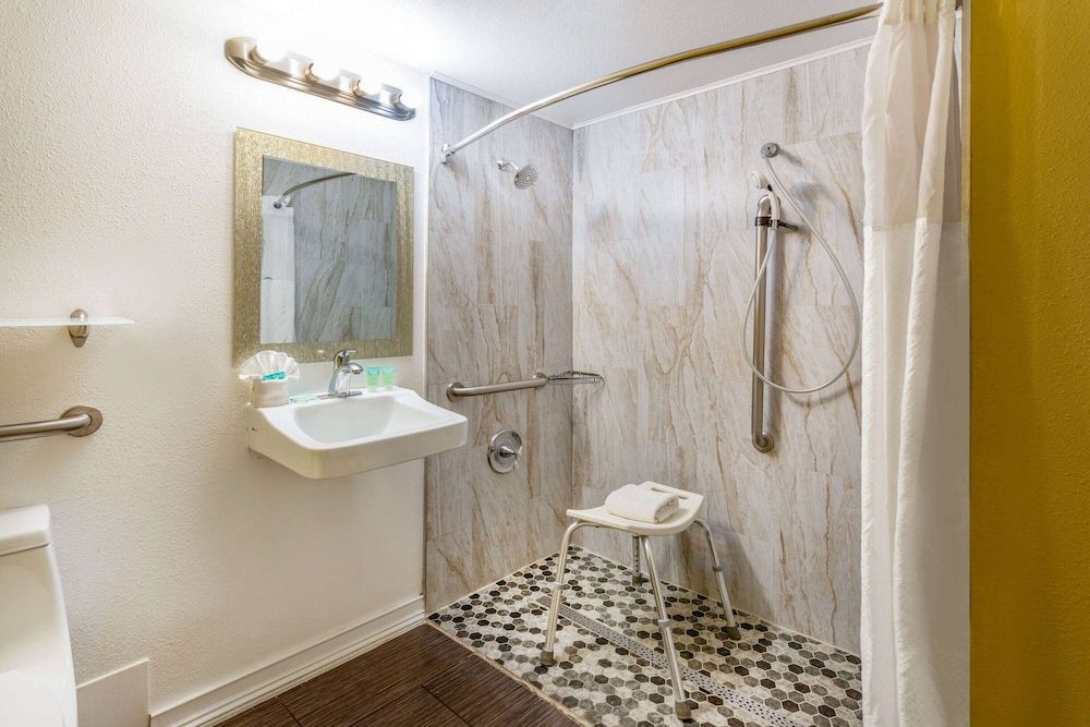 Room, 1 King Bed, Accessible, Non Smoking (Mobility)